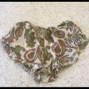 Brandy Melville paisley vodi shorts